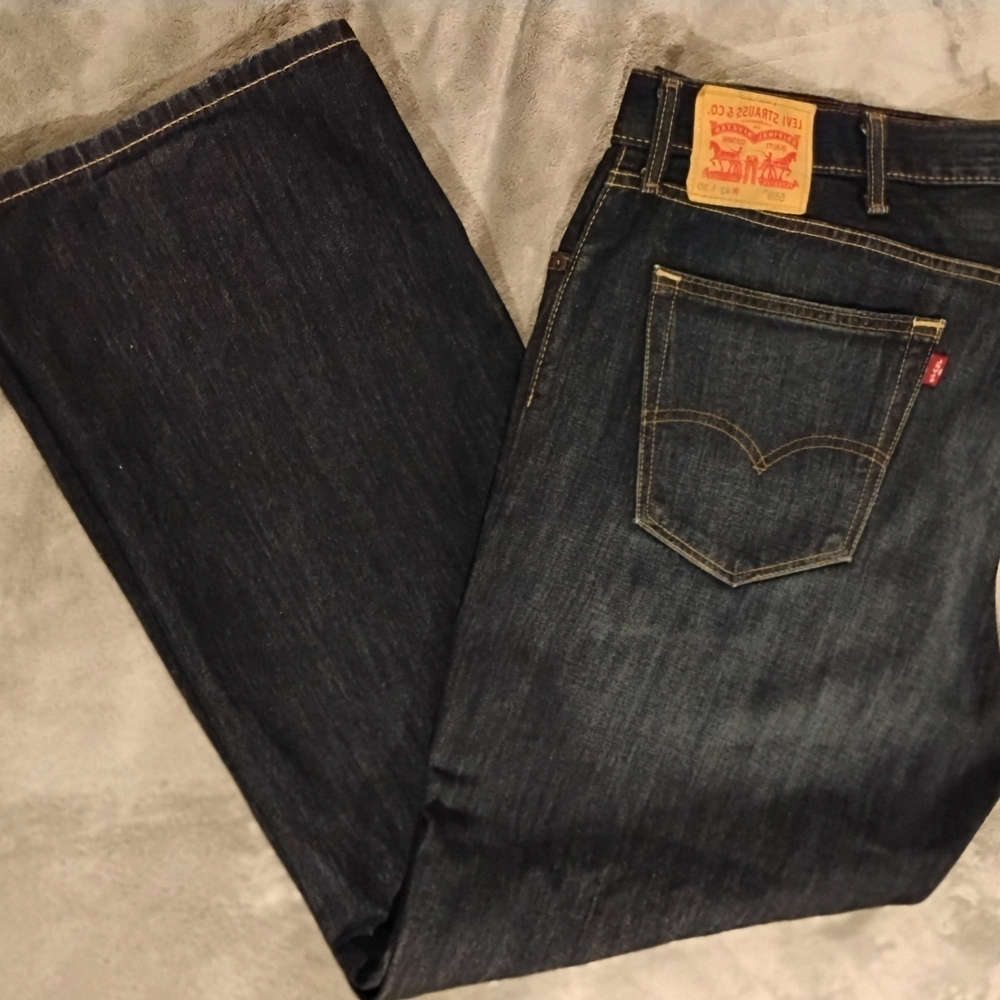 Levi's 559 dark wash straight leg jeans!